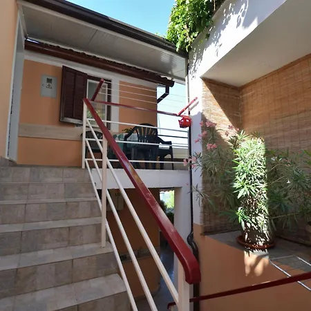 Lory Apartment *